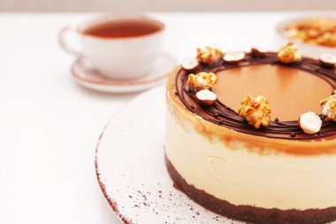 Beyaz masada ev yapımı peynirli kek. Tatlı olarak karamelli cheesecake yakın plan. Boşluğu kopyala