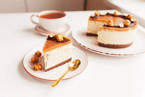 Zelfgemaakte Kaastaart Als Dessert Snijd Heerlijke Cheesecake Met Karamel Een — Stockfoto