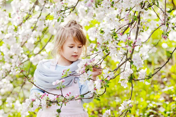 ブロンドの髪をした美しいプリティーガールは 春のリンゴの開花を楽しむ 庭の木の花の小さな就学前の女の子 — ストック写真
