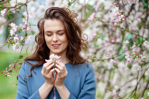 Portret Pięknej Brunetki Niebieskiej Kurtce Kwitnącym Ogrodzie Jabłoni Wiosną Baw — Zdjęcie stockowe