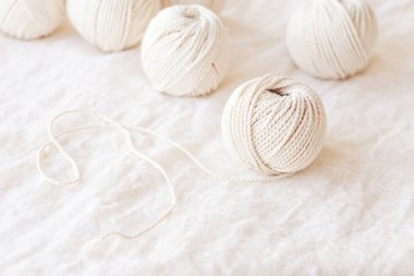 Beyaz arka planda el yapımı makrome örgü ve pamuk iplikleri. Makrome ve el sanatları afişleri ve reklamlar için hafif görüntü iyi. Boşluğu kopyala