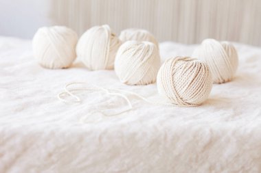 Beyaz arka planda el yapımı makrome örgü ve pamuk iplikleri. Makrome ve el sanatları afişleri ve reklamlar için hafif görüntü iyi. Boşluğu kopyala