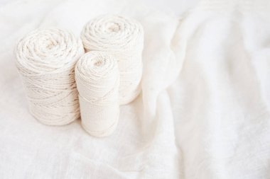 El yapımı makrome örgü ve pamuk iplikleri. Makrome, el sanatları afişleri ve reklamlar için iyi bir görüntü. Boşluğu kopyala