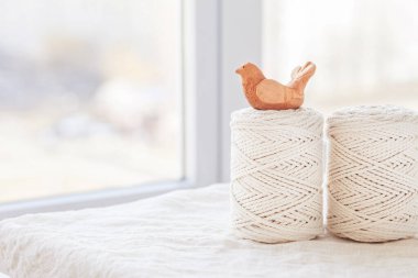 El yapımı kil kuş, makrome örgü ve pamuk iplikleri. Makrome, el sanatları afişleri ve reklamlar için iyi bir görüntü. Boşluğu kopyala