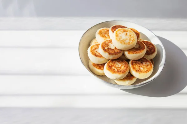 Teller Mit Pfannkuchen Auf Dem Weißen Tisch Gesundes Frühstück Oder — Stockfoto