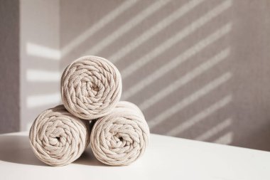 El yapımı makrome örgü ve pamuk iplikleri. Hobi örgü pamuk makarası. Doğal pamuk ipi. Kadın hobisi. Boşluğu kopyala