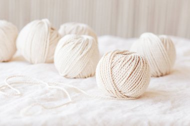 Beyaz arka planda el yapımı makrome örgü ve pamuk iplikleri. Makrome ve el sanatları afişleri ve reklamlar için hafif görüntü iyi. Boşluğu kopyala