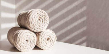 El yapımı makrome örgü ve pamuk iplikleri. Hobi örgü pamuk makarası. Doğal pamuk ipi. Kadın hobisi. Uzayı kopyala Pankart