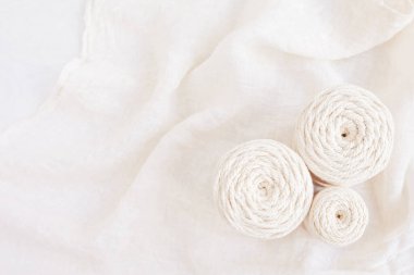 El yapımı makrome örgü ve pamuk iplikleri. Makrome, el sanatları afişleri ve reklamlar için iyi bir görüntü. Üst Manzara. Kapat. 