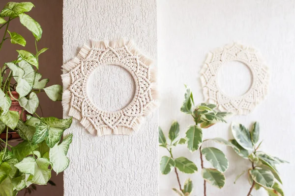 Algodão Macrame Mandala Parede Decoração Pendurada Parede Branca Com Folhas — Fotografia de Stock