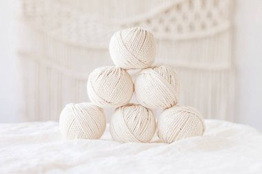 El yapımı makrome örgü ve pamuk iplikleri. Makrome, el sanatları afişleri ve reklamlar için iyi bir görüntü. Boşluğu kopyala