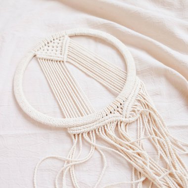 Üretim sırasında el yapımı pamuklu makrome Rüya Avcısı. Uykuyu korumak için geleneksel muska. Kapatın. Tekstil arka planında Macrame danteli. Pejmürde hatun. Kadın hobisi. Boşluğu kopyala. 