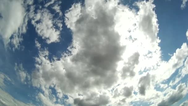 Bela paisagem nublada com grandes nuvens de construção — Vídeo de Stock