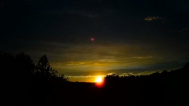 güzel akşam gökyüzünde bulutlar gökyüzünde yüzen ile. Günbatımı inanılmaz renkler.