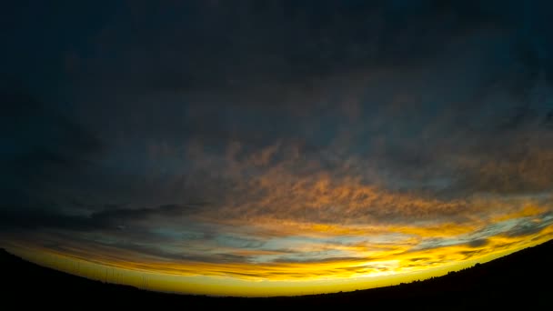 Belo céu noturno com nuvens flutuantes no céu. Cores surpreendentes do pôr do sol . — Vídeo de Stock