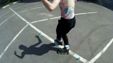 aktif spor tema görüntüleri. Genç atletik kadın üzerinde paten sürmek