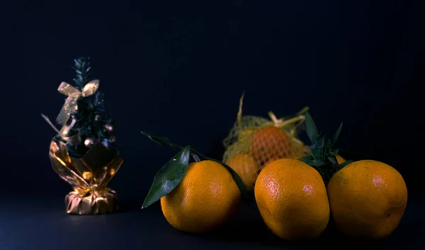 Різдвяна Фотографія Святковою Ялинкою Мандаринами Темному Фоні — стокове фото