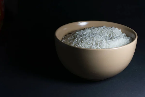 Riz Blanc Non Cuit Dans Bol Beige Avec Des Grains — Photo