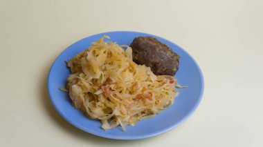 Tabakta pirzola ve lahana yahnisi. Bir tabak Rus mutfağı. SSCB 'de garnitür.