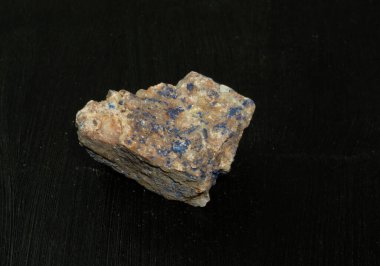 Fas 'tan Azurite Chessylite. Siyah arka planda doğal mineral taşı. Mineraloji, jeoloji, taşların büyüsü, yarı değerli taşlar ve mineral örnekleri. Yakın çekim makro fotoğraf.