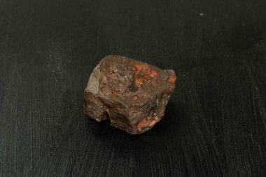 Fas 'tan Goethite. Siyah arka planda doğal mineral taşı. Mineraloji, jeoloji, taşların büyüsü, yarı değerli taşlar ve mineral örnekleri. Yakın çekim makro fotoğraf.