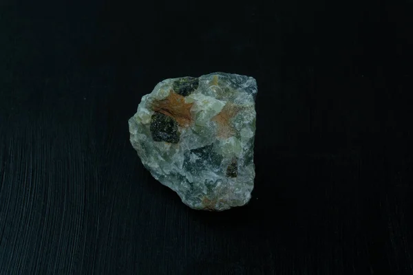 Prehnite grön natursten från Republiken Sydafrika RSA på svart bakgrund. Mineralogi, geologi, magi av stenar, halvädelstenar och prover av mineraler. Närbild makro foto. — Stockfoto