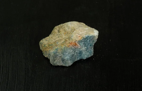 Een Patiënt Uit Madagaskar Natuurlijke Minerale Steen Een Zwarte Achtergrond — Stockfoto