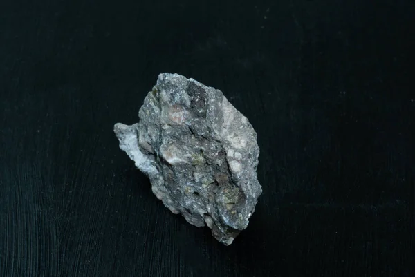 来自摩洛哥的凡纳丁人黑色背景上的天然矿物石 矿物学 地质学 石头的魔力 半宝石和矿物样品 特写宏观照片 — 图库照片