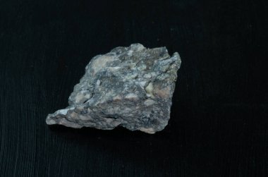 Fas 'tan Vanadinite. Siyah arka planda doğal mineral taşı. Mineraloji, jeoloji, taşların büyüsü, yarı değerli taşlar ve mineral örnekleri. Yakın çekim makro fotoğraf.