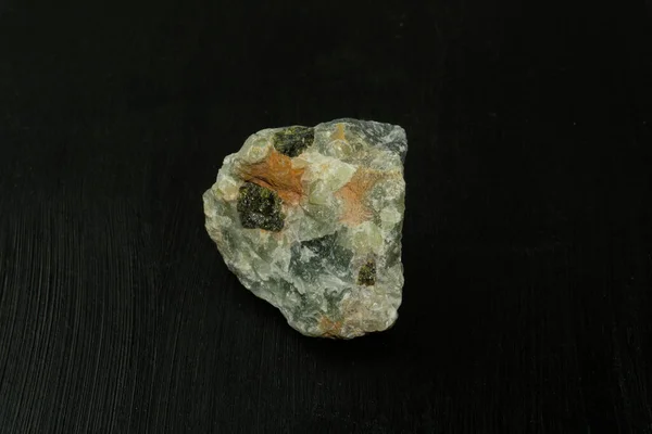 Prehnite grön natursten från Republiken Sydafrika RSA på svart bakgrund. Mineralogi, geologi, magi av stenar, halvädelstenar och prover av mineraler. Närbild makro foto. — Stockfoto