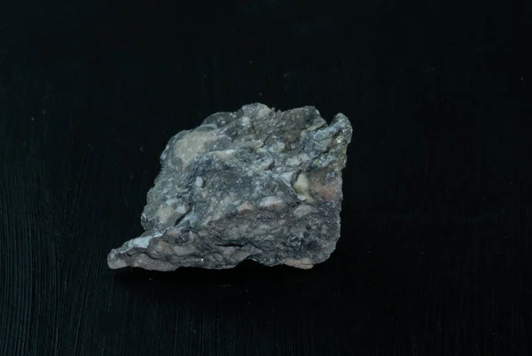 Vanadynit z Maroka. Naturalny kamień mineralny na czarnym tle. Mineralogia, geologia, magia kamieni, kamieni półszlachetnych i próbek minerałów. Zbliżenie makro zdjęcia. — Zdjęcie stockowe