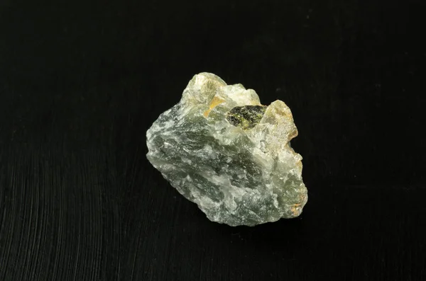 Pedra mineral natural verde Prehnite da República da África do Sul RSA sobre fundo preto. Mineralogia, geologia, magia de pedras, pedras semipreciosas e amostras de minerais. Close-up macro foto. — Fotografia de Stock