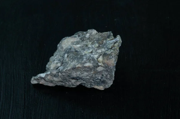 Vanadiniet uit Marokko. Natuurlijke minerale steen op zwarte achtergrond. Mineralogie, geologie, magie van stenen, halfedelstenen en monsters van mineralen. Voorgrond macro foto. — Stockfoto