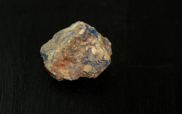 Azurit chessylit från Marocko. Naturlig mineral sten på svart bakgrund. Mineralogi, geologi, magi av stenar, halvädelstenar och prover av mineraler. Närbild makro foto. — Stockfoto