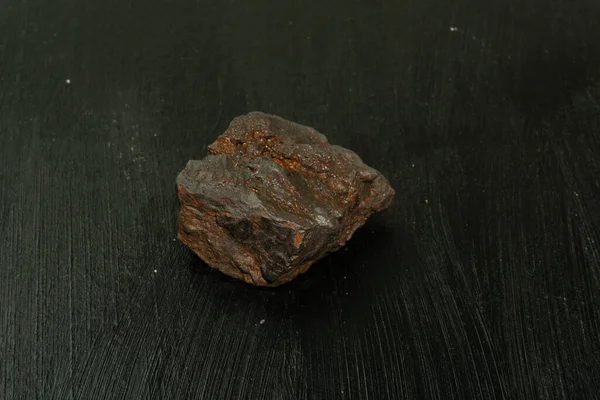 Goethite z Maroka. Přírodní minerální kámen na černém pozadí. Mineralogie, geologie, magie kamenů, polodrahokamů a vzorky minerálů. Fotografie makra zblízka. — Stock fotografie