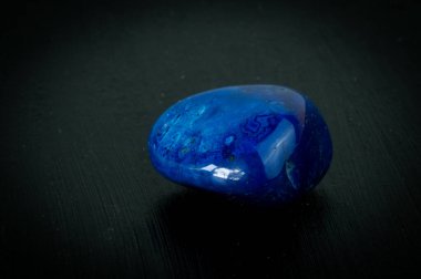 Brezilya 'dan Akik mavisi. Siyah arka planda, yosunlarla çevrili doğal bir mineral taşı. Mineraloji, jeoloji, sihir, yarı değerli taşlar ve mineral örnekleri. Yakın çekim makro fotoğraf