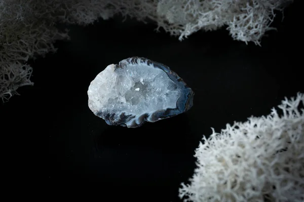 Chalcedony Geode z Brazylii. Naturalny kamień mineralny na czarnym tle otoczony mchem. Mineralogia, geologia, magia, kamienie półszlachetne i próbki minerałów. Zbliżenie makro zdjęcia — Zdjęcie stockowe