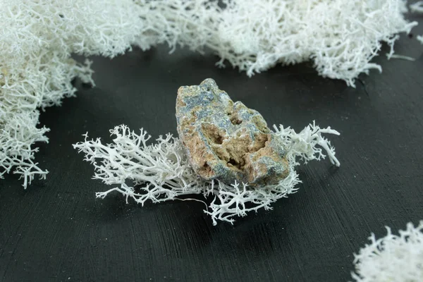 Сфелеріт з Марокко. Природний мінеральний камінь на чорному тлі оточений мохом. Мінералогія, геологія, магія, самоцвіти та зразки мінералів. — стокове фото