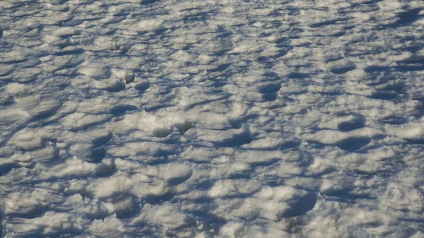 Neve blu calpestata. Sfondo neve, sfondo blu chiaro invernale. — Foto Stock