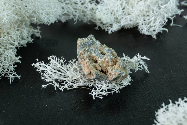 Сфелеріт з Марокко. Природний мінеральний камінь на чорному тлі оточений мохом. Мінералогія, геологія, магія, самоцвіти та зразки мінералів. — стокове фото