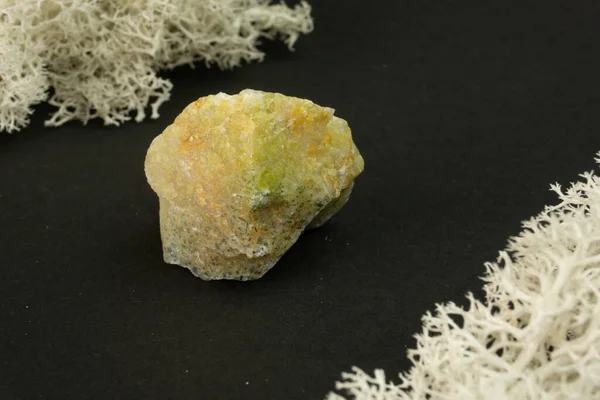 Opal Från Madagaskar Naturlig Mineral Sten Svart Bakgrund Mineralogi Geologi — Stockfoto