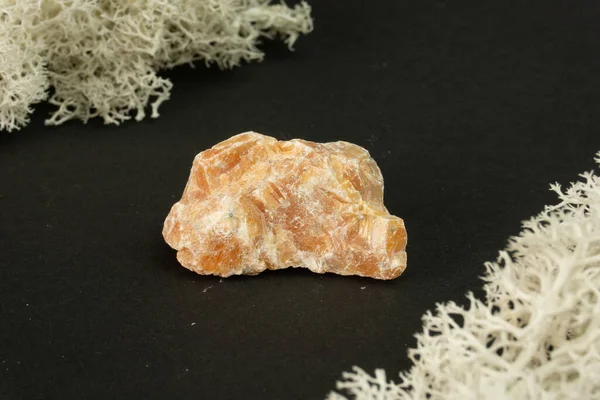 Orange Calcite Från Brasilien Naturlig Mineral Sten Svart Bakgrund Mineralogi — Stockfoto