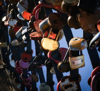 Rusya 'daki köprüdeki kilitleri seviyorum. İnsanların çitlere asma kilit takması aşkı simgeliyor.