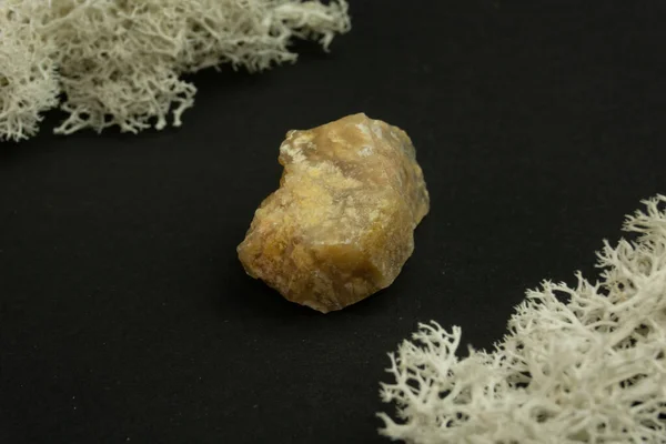 Chalcedony Madagaskaru Přírodní Minerální Kámen Černém Pozadí Obklopený Mechem Mineralogie — Stock fotografie