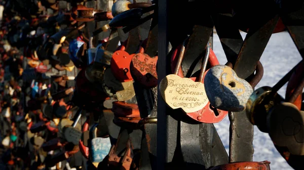 Lockers Miłości Moście Rosji Ludzie Mają Kłódki Ogrodzeniu Symbolizują Wieczną — Zdjęcie stockowe