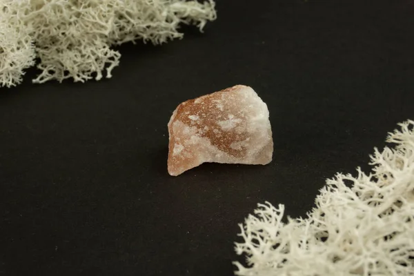 Halite Eller Bergssalt Från Pakistan Naturlig Mineral Sten Svart Bakgrund — Stockfoto