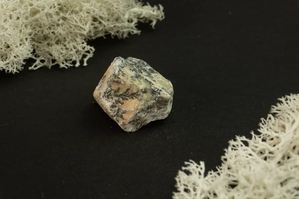 Дендритові Марганові Оксиди Марокко Природний Мінеральний Камінь Чорному Тлі Оточений — стокове фото