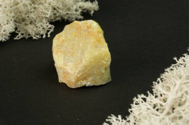 Madagaskar 'dan Opal. Siyah arka planda doğal mineral taşı. Mineraloji, jeoloji, taşların büyüsü, yarı değerli taşlar ve mineral örnekleri. Yakın çekim makro fotoğraf.