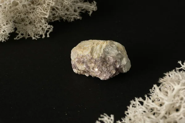 Кразоколола з Перу. Природний мінерал на чорному тлі. Мінералогія, геологія, магія каменів, напів-дорогоцінні камені і зразки мінералів. Фото на макрофоні.. — стокове фото