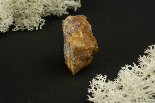 Andalusit Från Brasilien Eller Kina Naturlig Mineral Sten Svart Bakgrund — Stockfoto